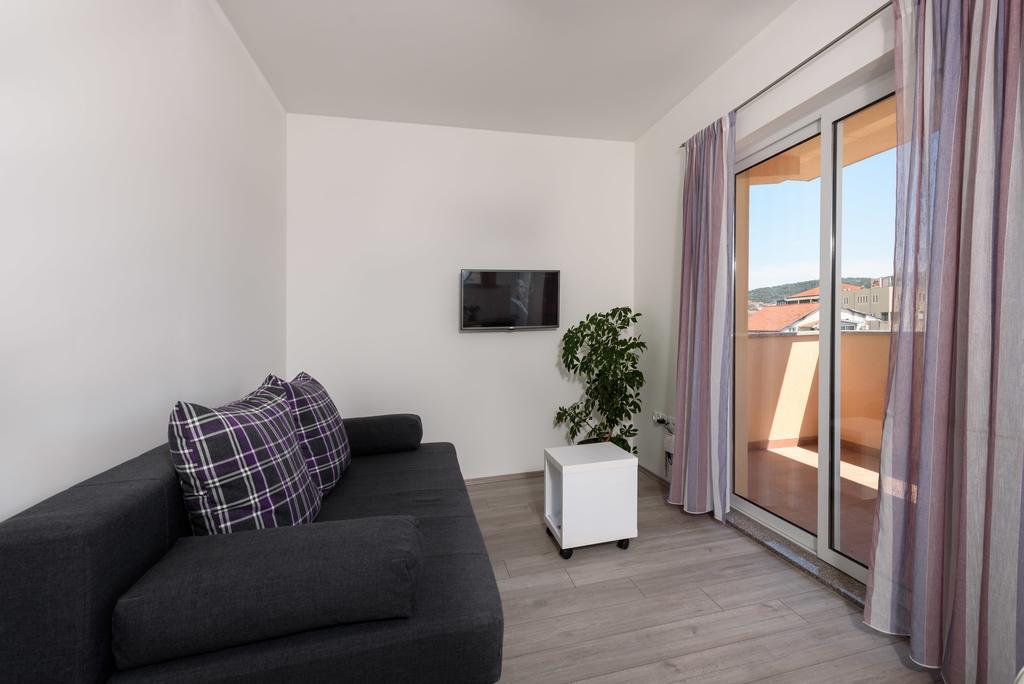 Apartment Robi *